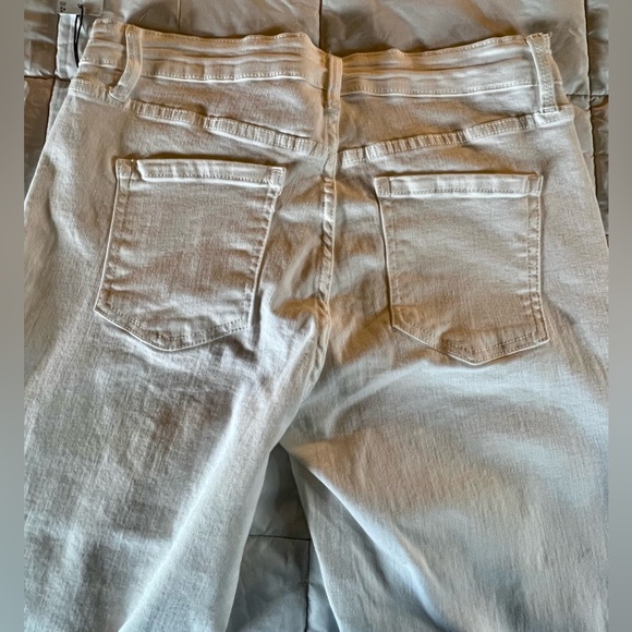 NWT Liz Claiborne white Mid-Rise Sara Crop pants. Women’s size 8. - Picture 5 of 9